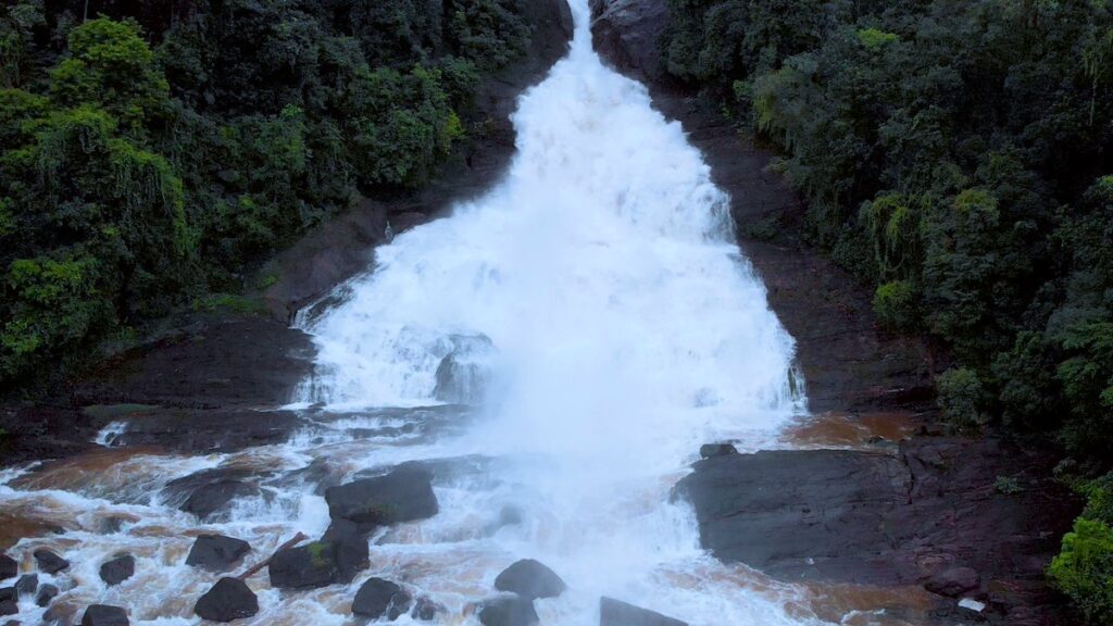 Bopath Ella Waterfall
