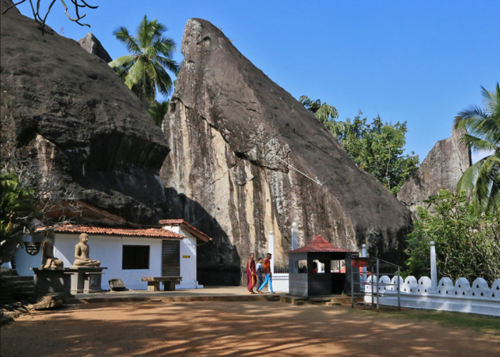 Aluvihare Rock Temple1