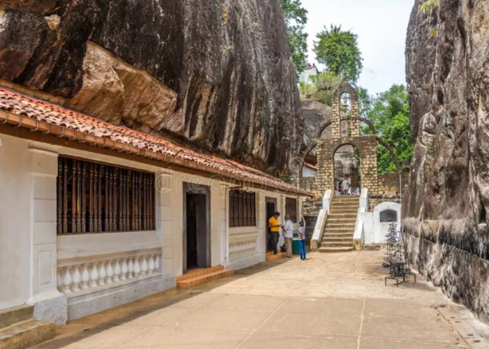 Aluvihare Rock Temple2