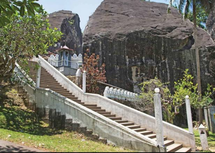 Aluvihare Rock Temple5