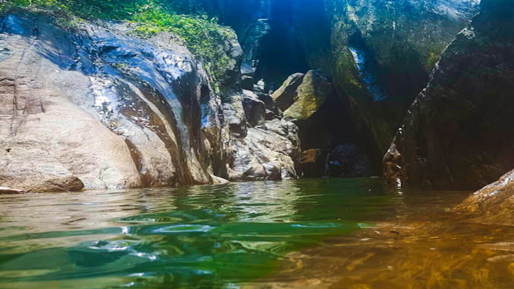 Katugas Ella Waterfall