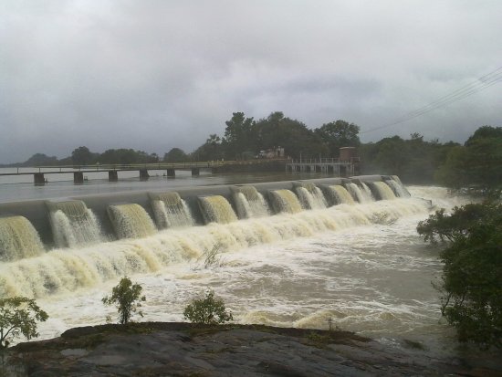 nachchaduwa-wewa-overflowing