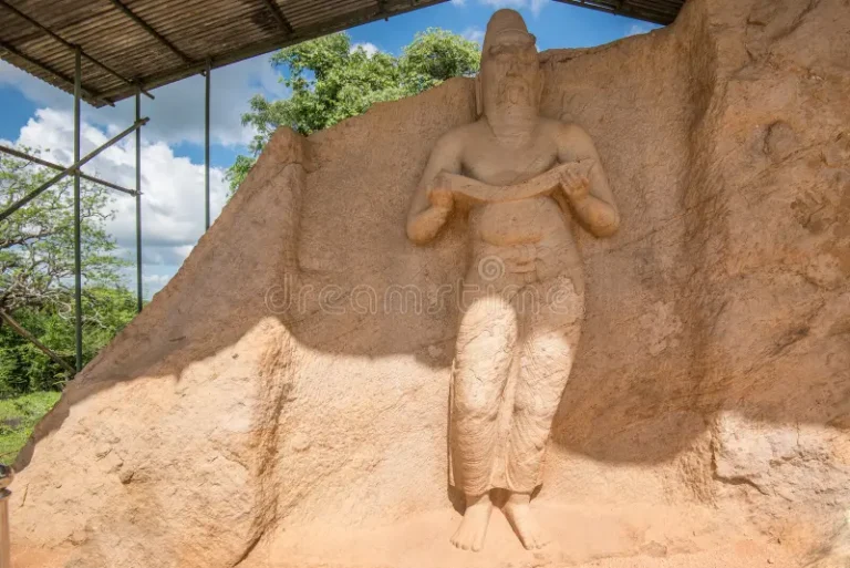 statue-king-parakramabahu-