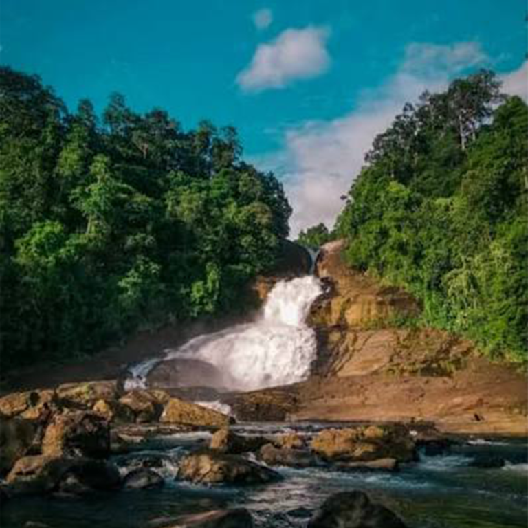 Bopath Ella Waterfall