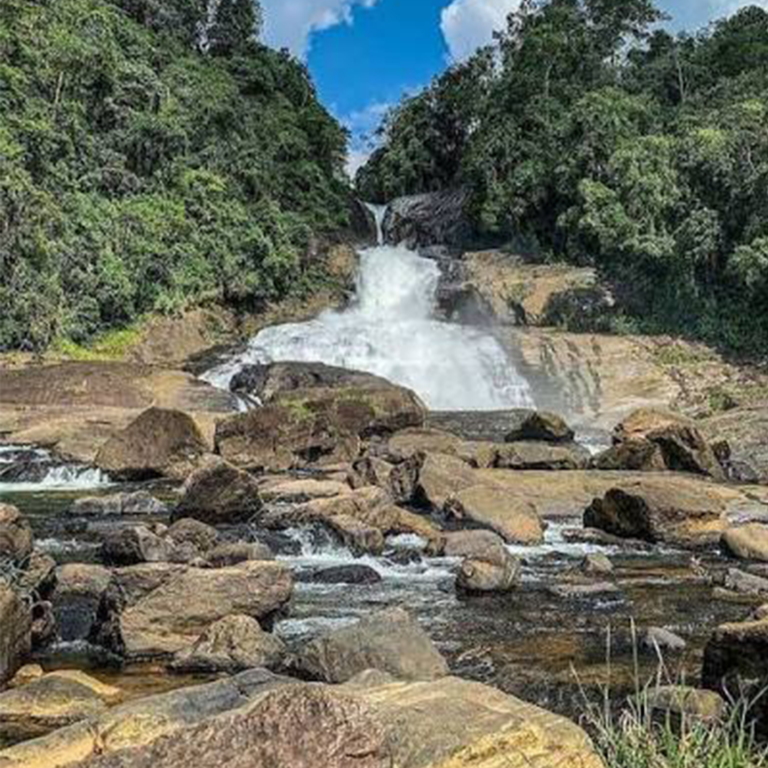 Bopath Ella Waterfall